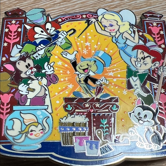 Authentic Disney ⭐️ Jiminy Cricket Silver Enamel Pin with Iconic Characters - Picture 4 of 8
